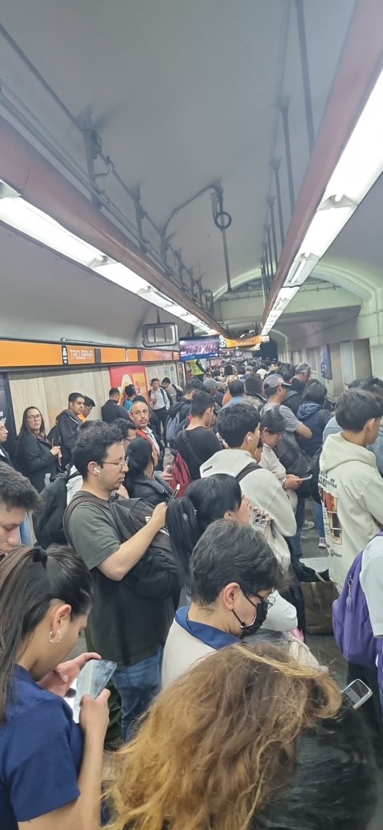 arquerotroyano's tweet photo. @MetroCDMX @viral_metro @MetroViralMx ya llevamos mas de 15 minutos en tacubaya esperando que pase un metro. Si tienen la oportunidad de tomar otra ruta, aprovechenla. https://t.co/QZU7Y0NY02