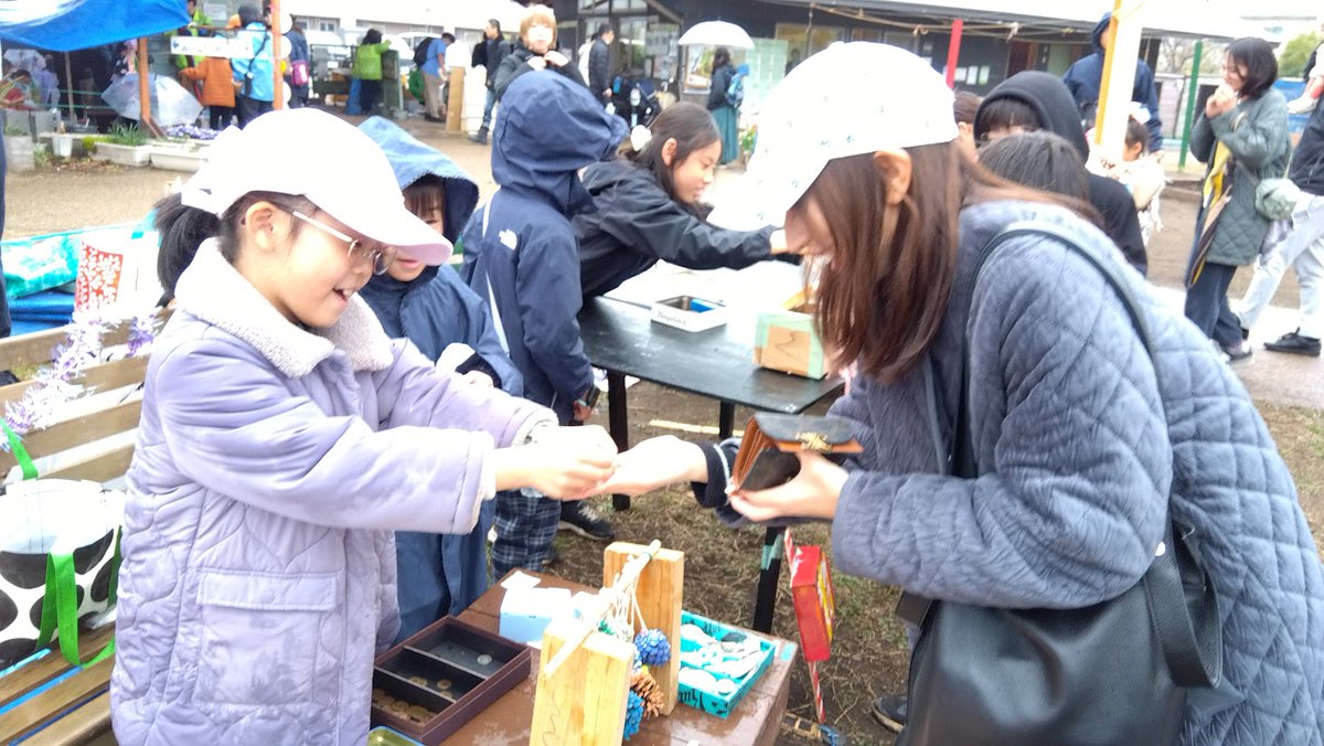 urakko_hiroba's tweet photo. ３/20『うらっこ商店街』開催したよ！

朝はドキドキしていたおみせやさん

慣れてきたら
大きな声で声をかけたり
サービス券を配ったり
リコーダーを吹いてお客さんを呼びこんだり

約300人のお客さんが来てくれたよ
来年はきみも商店街店主だ！

#こどものひろば
#浦安市
#urayasushi
#おみせやさん https://t.co/GL7xbxrf9Z