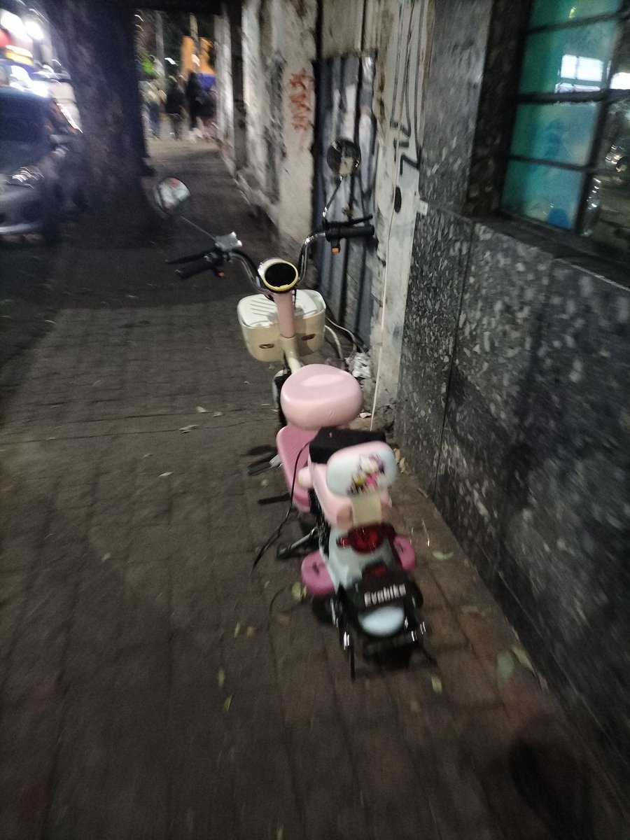 Radian_AXo's tweet photo. @transito_CDMX toda la vida lleno de motos que no dejan pasar, las personas se caen.. si es de noche no importa pero la gente que es dueña de las motos se ha puesto agresiva por qué sus motos estorban . https://t.co/Bzck54MOjV