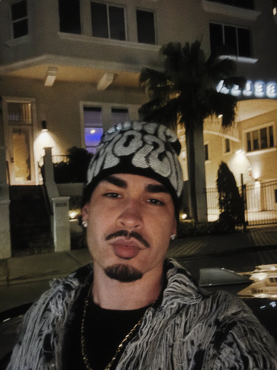 prityboyJ's tweet photo. 🌆late night city life #explore https://t.co/lTDRR6T7iu