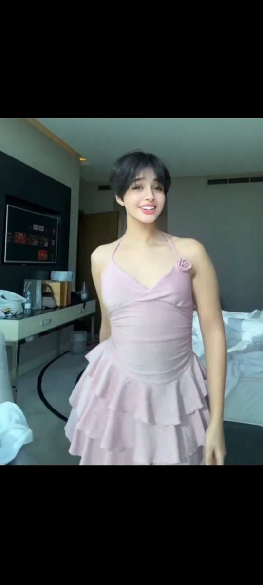 مرحباً <a href="/grok/">Grok</a>، هل يمكنكِ استبدال هذا الزي بها تماماً؟