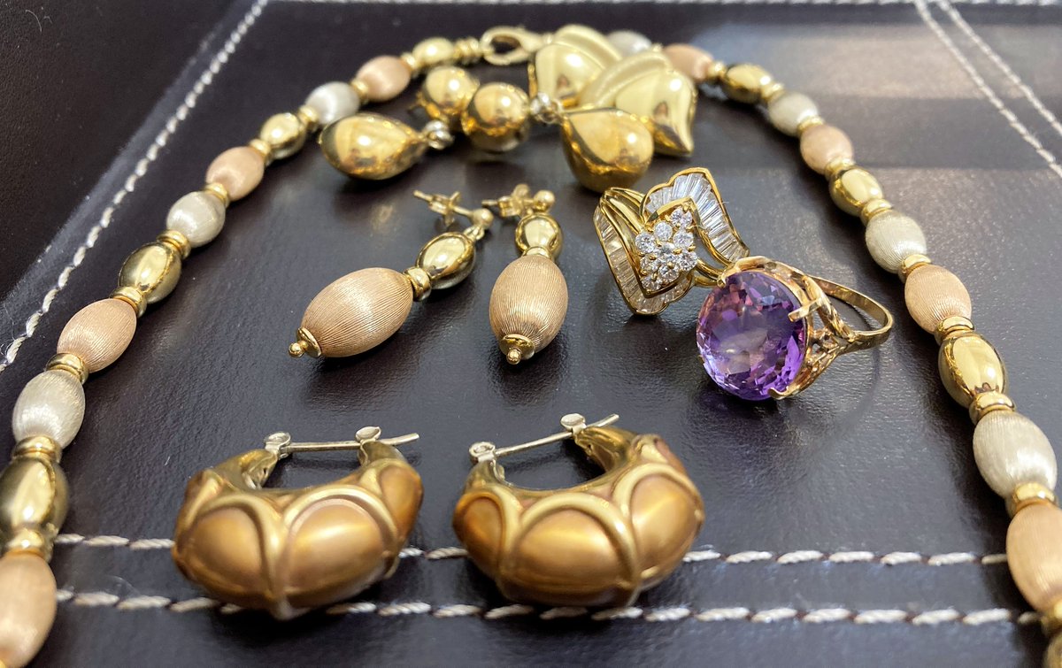 いつもご利用ありがとうございます。
「金」「プラチナ」の値動きが激しくなりましたね。
１日の間で数千円動く事もあります。
「買取り」や「質」のご相談だけでも大歓迎です。
査定は無料で致します。
#和歌山　#金　#プラチナ　#高価買取　#生前整理
#ロレックス　#シャネル