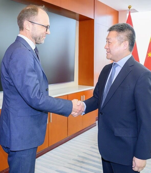 NorwayinChina's tweet photo. Pleased to welcome SG Torgeir Larsen from @norwayMFA to 🇨🇳 for a valuable exchange of views with HE Vice Minister Hua Chunying of the MFA and HE Vice Minister Lu Kang of the IDCPC.
@SpokespersonCHN @Amb_LuKang @vdysvik https://t.co/xZIwxCtLzG