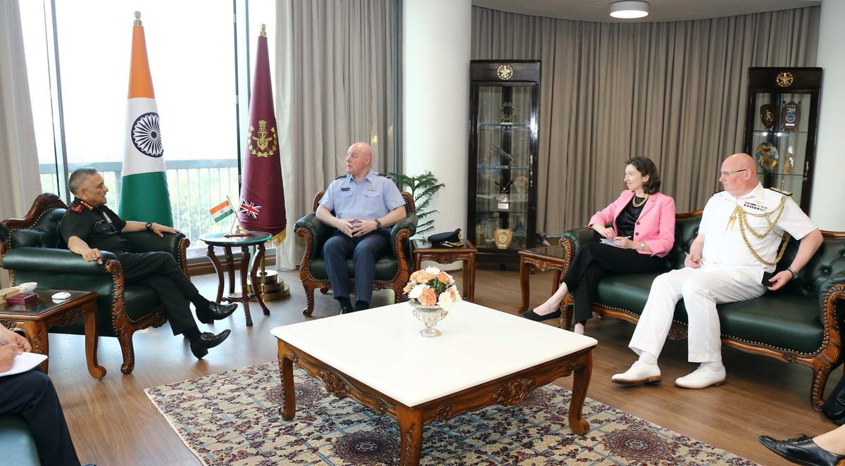 AIRNewsHindi's tweet image. #CDS जनरल अनिल चौहान और ब्रिटेन के वायु सेना प्रमुख, एयर चीफ मार्शल सर हार्वे स्मिथ ने कल नई दिल्ली में बैठक की। 

इस दौरान दोनों देशों के बीच प्रशिक्षण आदान-प्रदान, खुफिया सहयोग और एकीकृत सैन्य सहयोग में हुई प्रगति पर चर्चा हुई।

 #StrategicPartnership
@DefenceMinIndia