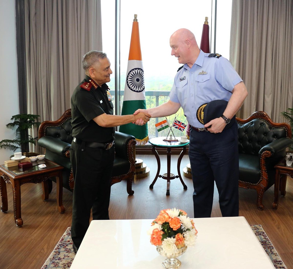AIRNewsHindi's tweet image. #CDS जनरल अनिल चौहान और ब्रिटेन के वायु सेना प्रमुख, एयर चीफ मार्शल सर हार्वे स्मिथ ने कल नई दिल्ली में बैठक की। 

इस दौरान दोनों देशों के बीच प्रशिक्षण आदान-प्रदान, खुफिया सहयोग और एकीकृत सैन्य सहयोग में हुई प्रगति पर चर्चा हुई।

 #StrategicPartnership
@DefenceMinIndia