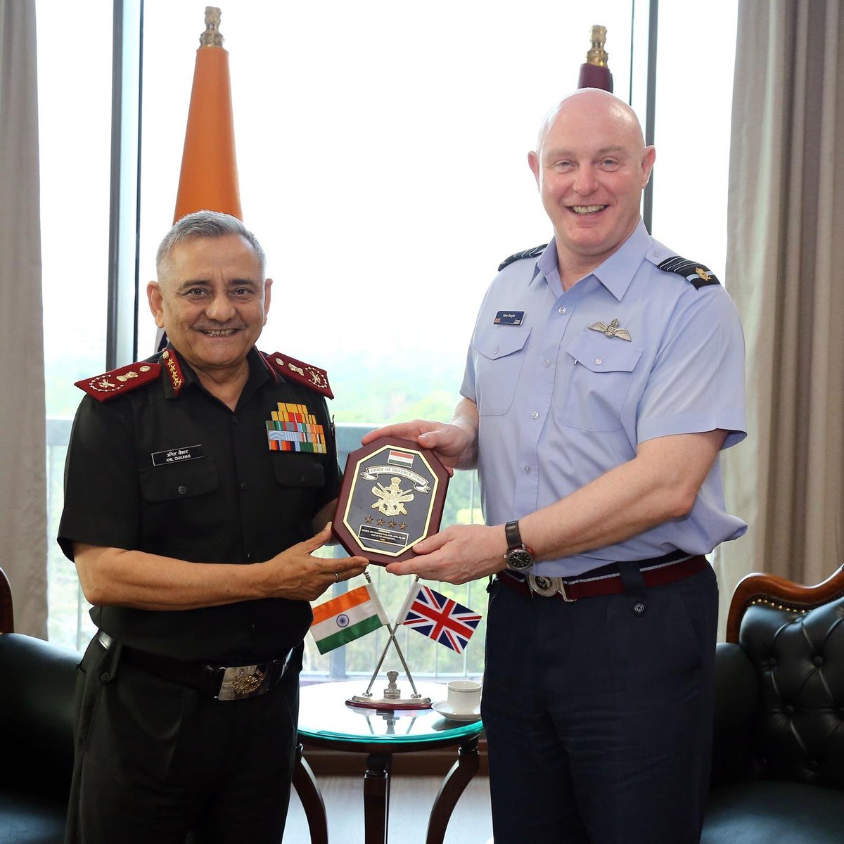AIRNewsHindi's tweet image. #CDS जनरल अनिल चौहान और ब्रिटेन के वायु सेना प्रमुख, एयर चीफ मार्शल सर हार्वे स्मिथ ने कल नई दिल्ली में बैठक की। 

इस दौरान दोनों देशों के बीच प्रशिक्षण आदान-प्रदान, खुफिया सहयोग और एकीकृत सैन्य सहयोग में हुई प्रगति पर चर्चा हुई।

 #StrategicPartnership
@DefenceMinIndia