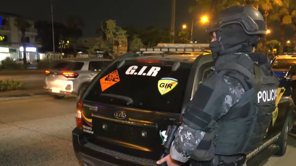 Vector_ecu's tweet photo. #URGENTE En Guayaquil, autoridades reportaron la interceptación de un presunto artefacto explosivo en el parqueadero del Riocentro Norte. Una mujer fue detenida en posesión de aproximadamente 40 tacos de dinamita, con indicios de que el material sería utilizado para ejecutar un posible atentado.