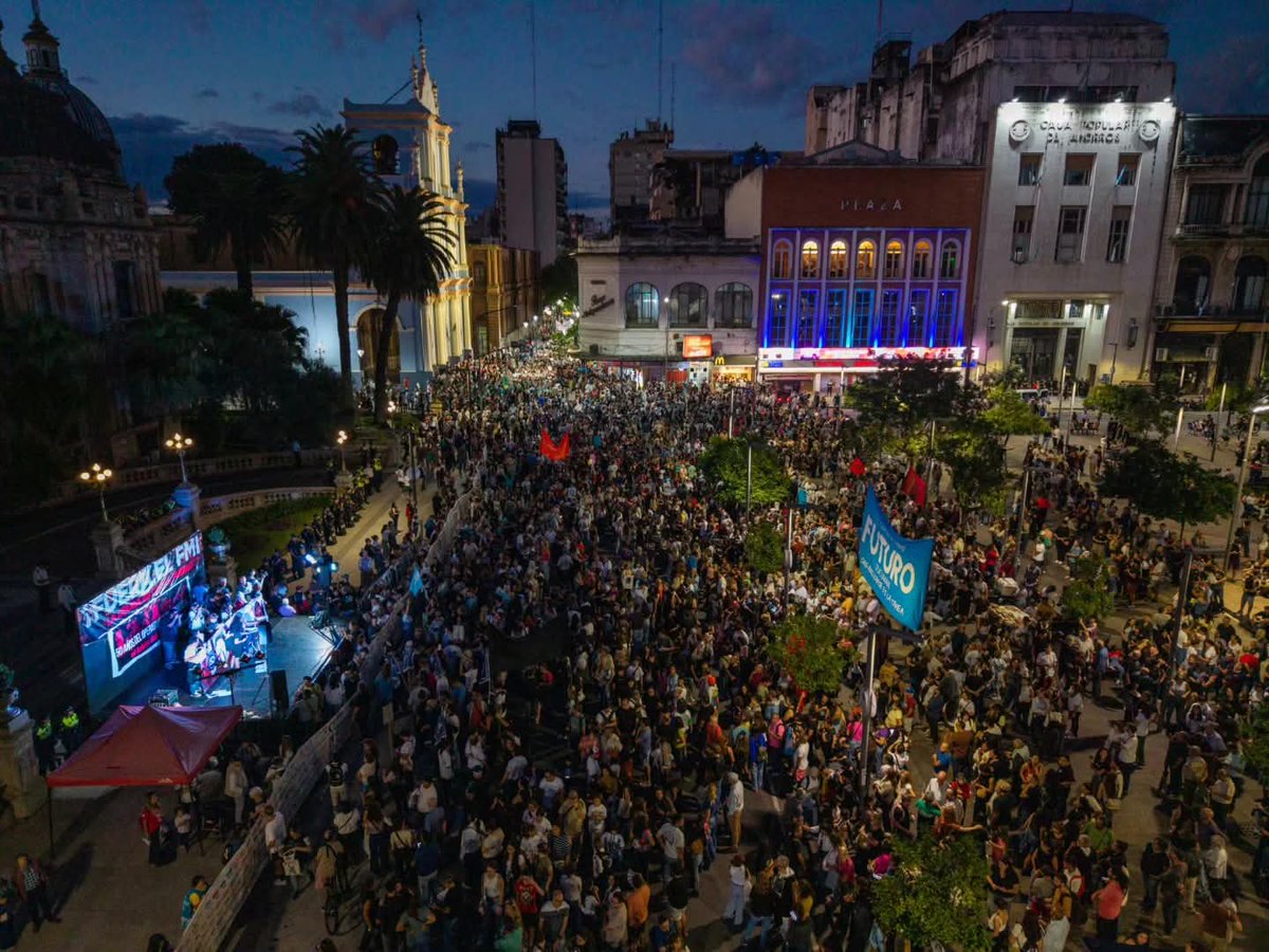 davidcorreatv's tweet photo. Miles y miles de tucumanos hicimos una de las marchas más importantes de los 24M de los últimos años para pedir por más Memoria, Verdad y  Justicia, a 50 años del golpe de Estado. Muchísimos jóvenes. Hubo consignas contra la Casa Rosada. Panorámicas del fotógrafo Gabriel Lemme. https://t.co/vz5Te0Aaxk