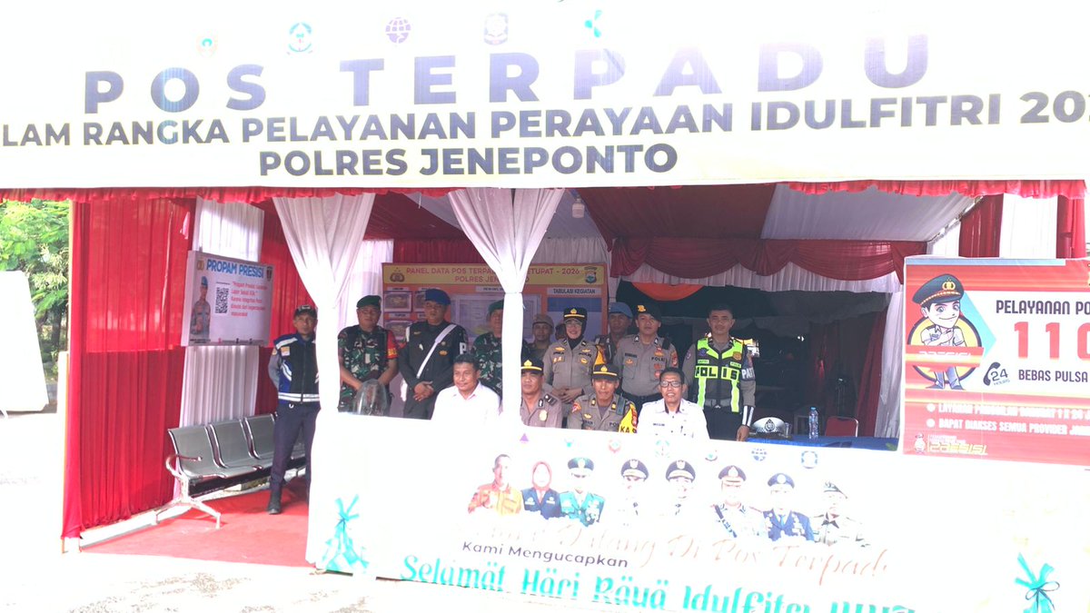 PJeneponto8586's tweet photo. Personel Posko Terpadu Ops Ketupat 2026 Polres Jeneponto memberikan pelayanan kepada masyarakat dengan mengatur arus lalu lintas dipagi hari

#opsketupat2026 https://t.co/vTybbrAwna