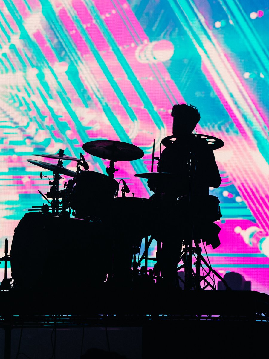 BIG GIGANTIC tweet media