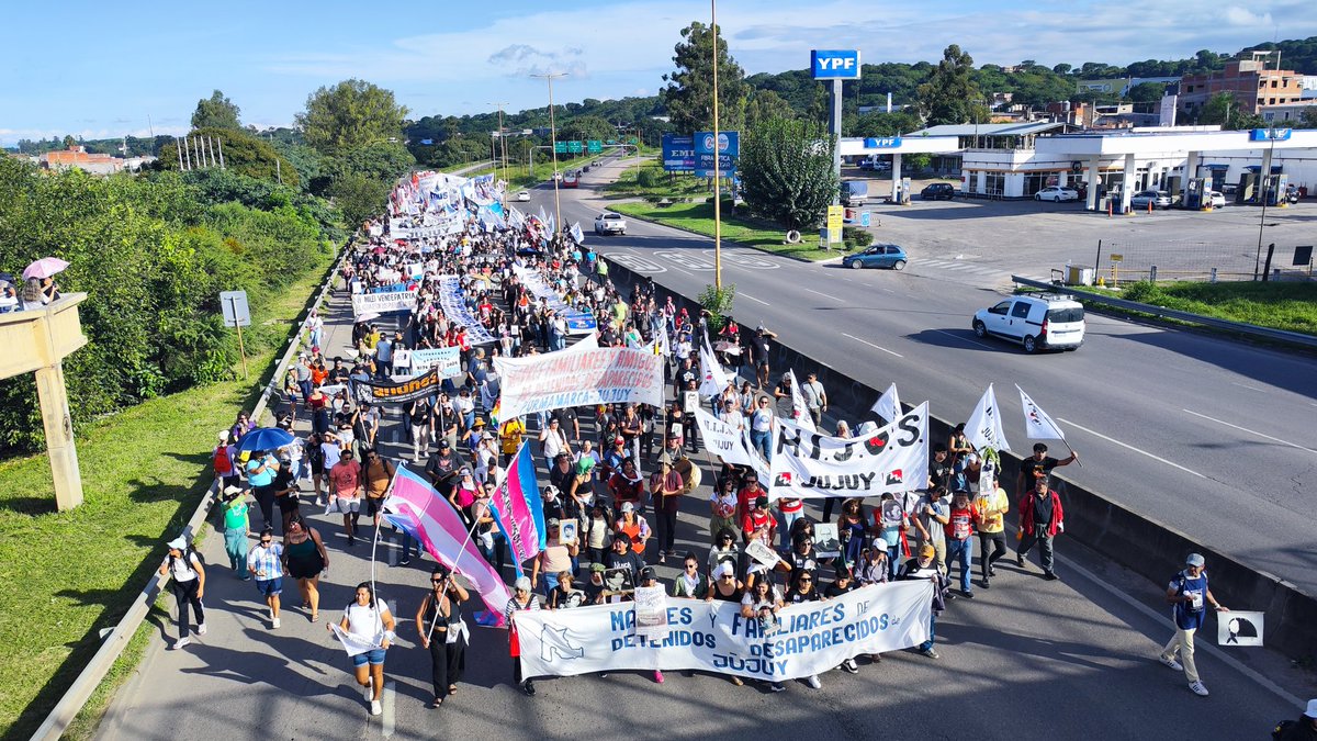vilcalejandro's tweet photo. Multitudinaria marcha en #Jujuy a 50 años del golpe genocida. El PTS  hizo su columna más grande de un #24M con jóvenes, estudiantes, profesionales de la salud, docentes, azucareros, rurales. Más que nunca sumate a construir un gran partido de la clase trabajadora para vencer. https://t.co/XtsdiCevoW