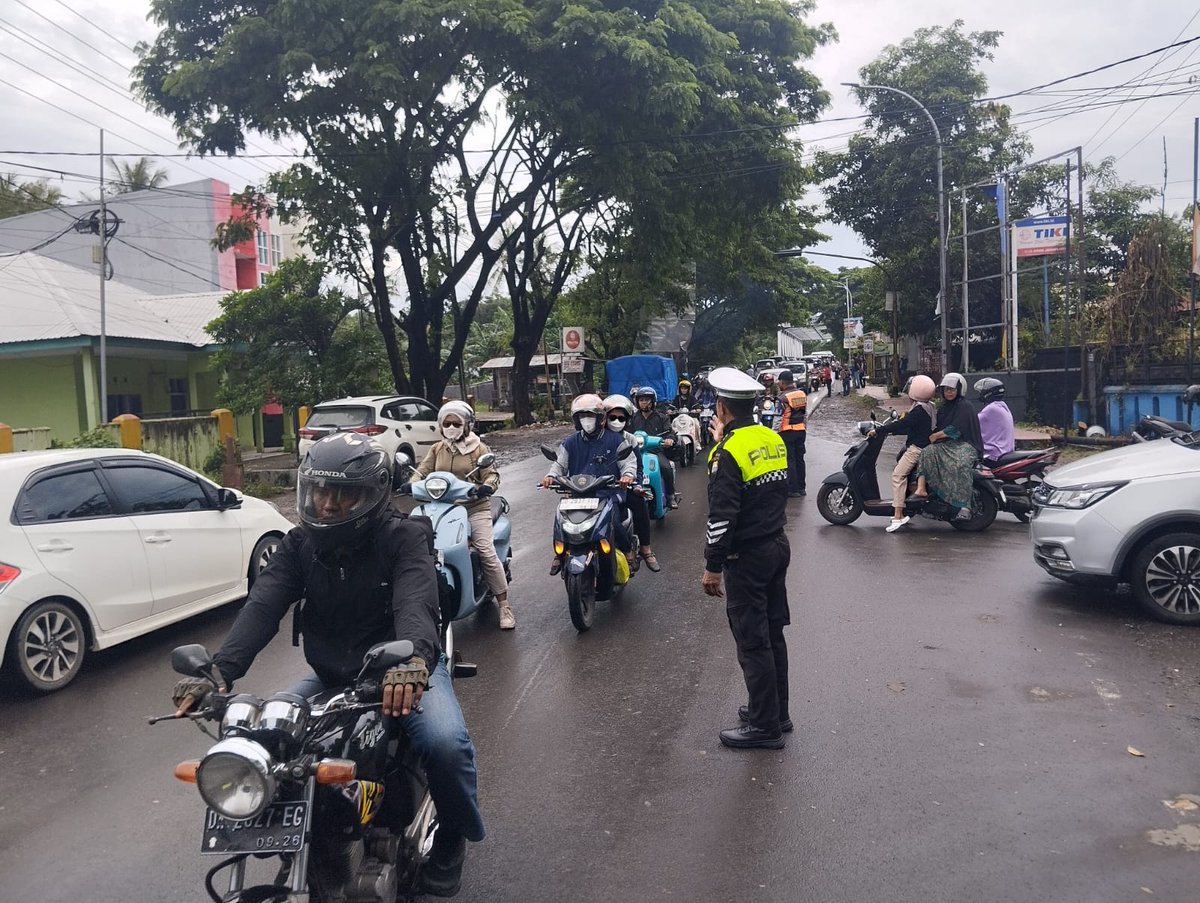 PJeneponto8586's tweet photo. Berjibaku Atur Lalin Arus Balik Mudik Jalur Poros Jeneponto, Polisi imbauan Pemudik Patuhi Arahan Petugas. https://t.co/uINZhYA4zB