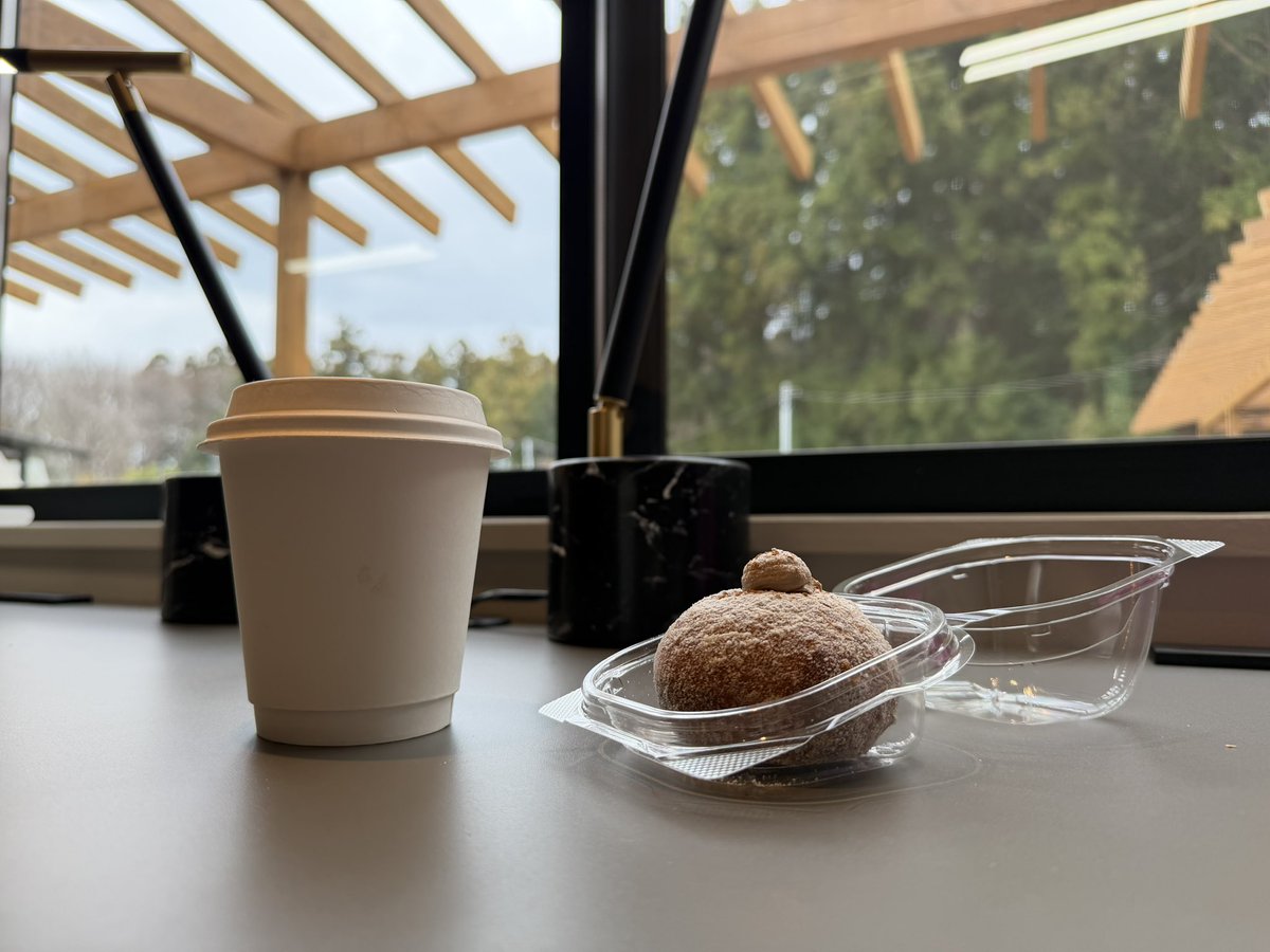 cheese8py's tweet photo. BENCHさん初めてきました🥐
生ドーナツが美味しすぎる✨コーヒーにしたけど、今度は全種類いきたい…

カフェラテも美味しいです☕️
１日居られる🌿
芝生は育成中かな？もう少ししたら子どもと来たいパン屋さんです💓 https://t.co/56o1GDQ1jg