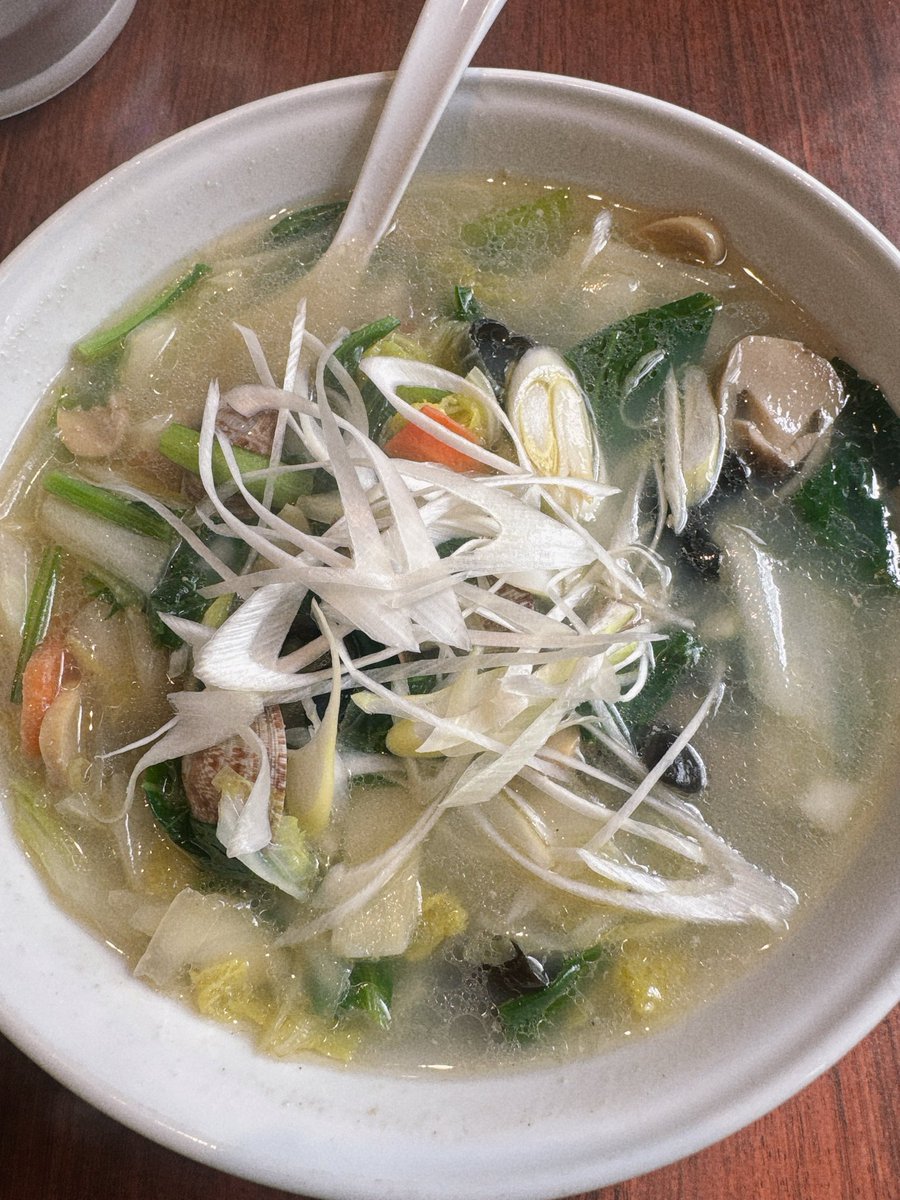 kaenginnza's tweet photo. 🔥 ピリ辛派：挽肉たっぷり！スタミナ満点の「台湾ラーメン」
🐚 あっさり派：春限定！アサリの旨味が溶け出した「アサリタンメン」
どちらも職人が一杯一杯、心を込めて作っています。
最後の一滴まで美味しい華宴のスープを

#銀座ランチ #台湾ラーメン #アサリタンメン #春限定 https://t.co/YoAtKD6Cas