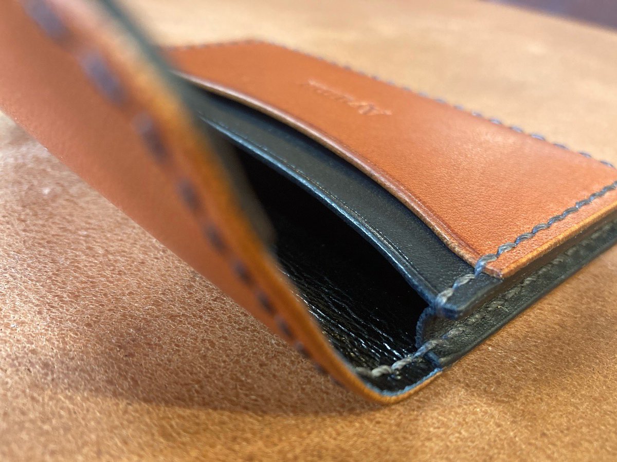 ouchi_leather's tweet photo. 【名刺カードケース】
2カラーのカードケース製作。
ブラウンとネイビーにダミーボタンの真鍮色が良いアクセントに☺️
口のカットとかぶせこカーブのリズムにこだわりを感じます👍

#福島市 #革製品 #レザー #カードケース https://t.co/UJSGbl9Bce
