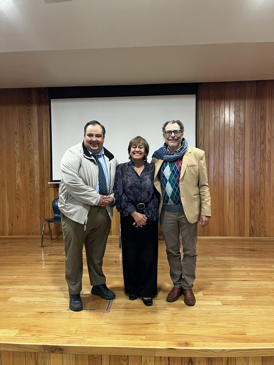 AdrianaMartW's tweet photo. ¿Por qué, aun con instrumentos similares de política de innovación, las regiones no avanzan igual?

En el Seminario Permanente de las Ciencias Sociales 2026, en la ENES León, abordé esta pregunta desde el enfoque de los sistemas regionales de innovación. Planteé que las diferencias en las trayectorias de desarrollo responden no sólo a la existencia formal de políticas, sino a las capacidades territoriales, la articulación entre actores y las disfuncionalidades organizacionales e institucionales que condicionan los procesos de aprendizaje e innovación.

En este marco, fortalecer las capacidades de absorción resulta clave para transformar conocimiento en aprendizaje colectivo, innovación y desarrollo regional.

Mesa completa: https://t.co/j8BTDUACkP

#SistemasRegionalesDeInnovación #DesarrolloRegional #ENESLeón #UNAM