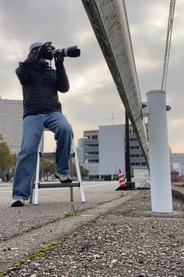 toocchi2236's tweet image. 昨日も一枚混ぜて投稿したけど三脚を買いました😌少しでも高い位置や目の前の障害物などの上から写真を撮る時、良いかな…と😌

しかし昨日おじさんは2時間半、お望みの列車が来るまで座って待っていました！
何と楽か…とても助かって…

え？椅子？いいえ三脚です🤣（笑）

#iPhone11