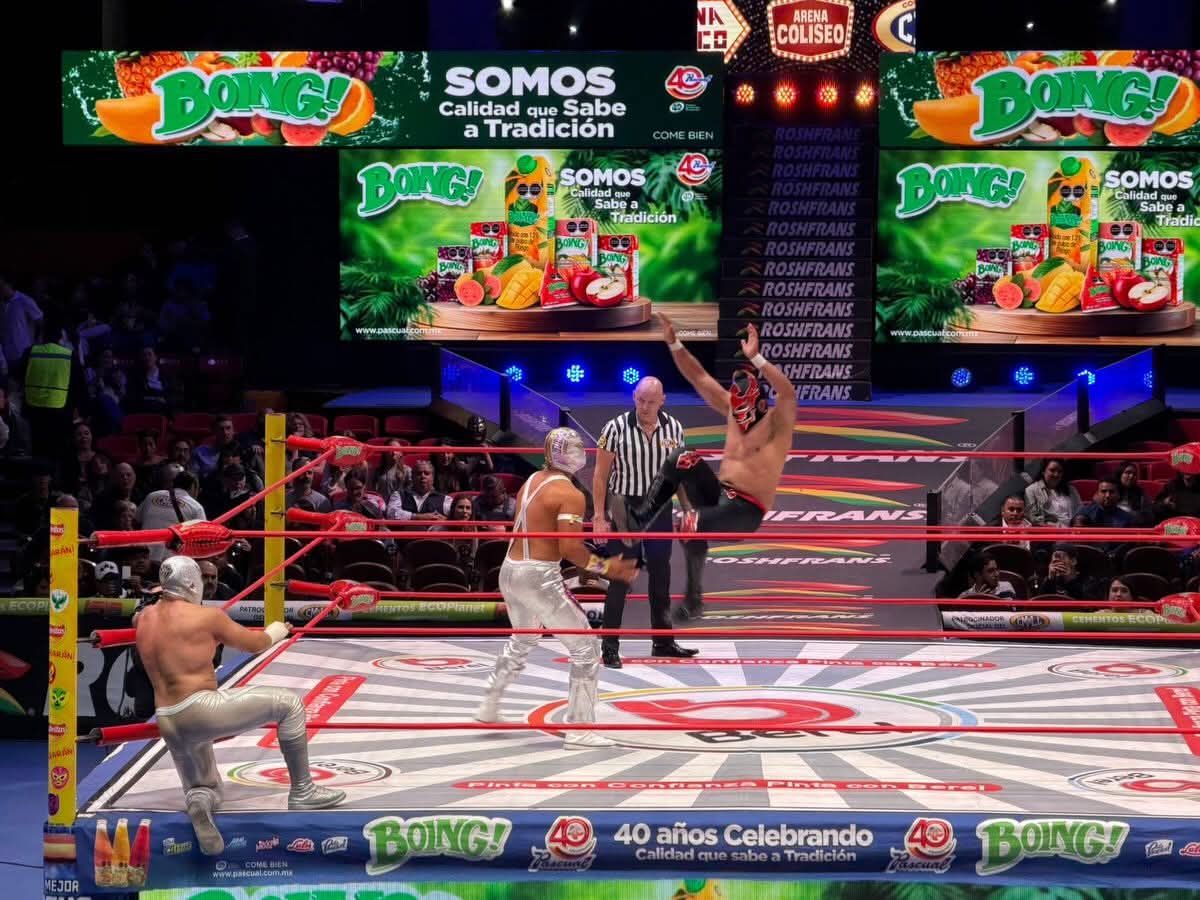 LaTijeraLucha's tweet image. Inician las emociones del #MartesDeArenaMexico, con una batalla de joven talento colíseino entre #FuryBoy y #Diamond en contra de #Konjuro y #Hunter,con espectaculares vuelos y planchas el triunfo es para la pareja técnica que hizo vibrar al público con su dinámica y juego aéreo.