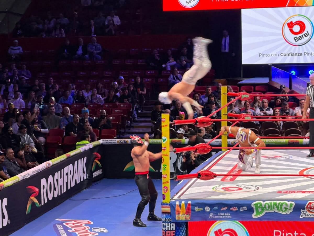 LaTijeraLucha's tweet image. Inician las emociones del #MartesDeArenaMexico, con una batalla de joven talento colíseino entre #FuryBoy y #Diamond en contra de #Konjuro y #Hunter,con espectaculares vuelos y planchas el triunfo es para la pareja técnica que hizo vibrar al público con su dinámica y juego aéreo.