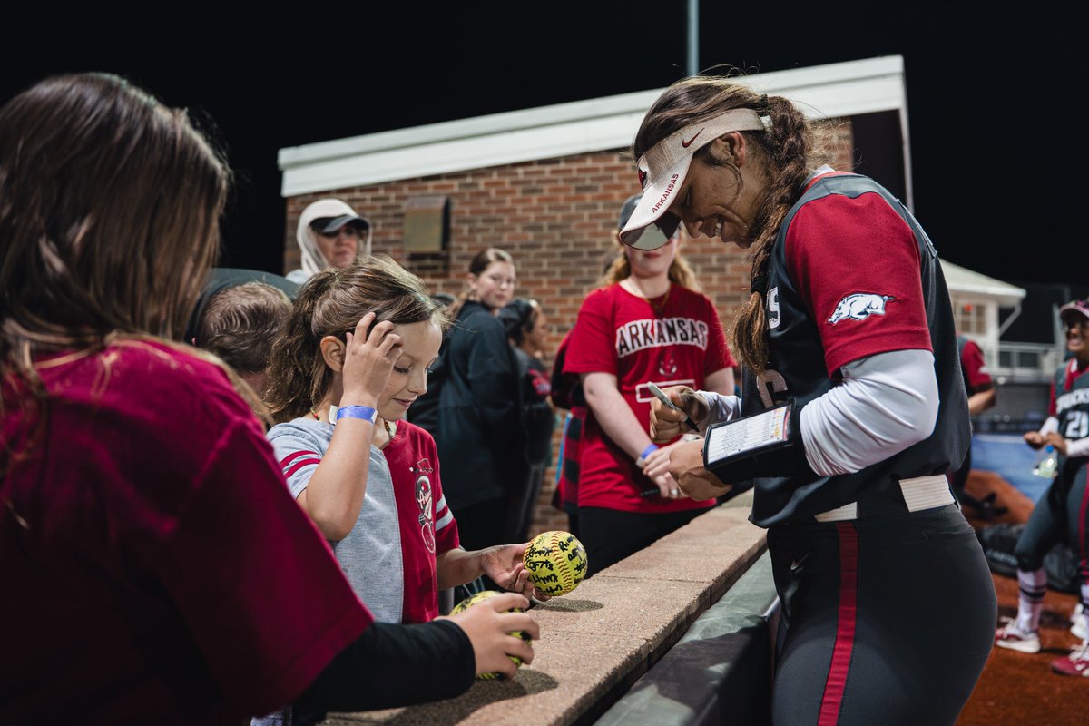 RazorbackSB's tweet photo. Growing the game ❤️ https://t.co/LemGDb2BOe