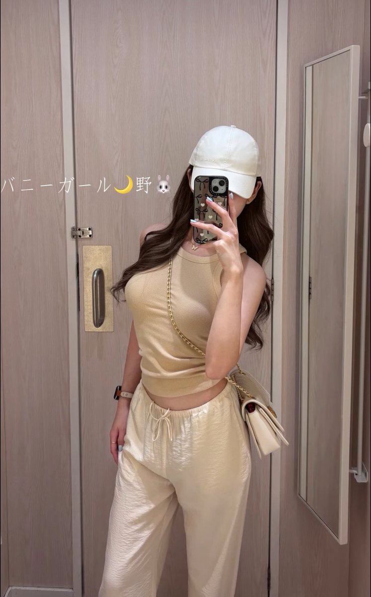 BunnyGirlHK's tweet photo. 會太近嗎？ 還是保持一點距離好了? https://t.co/KfqGXMw0Fz