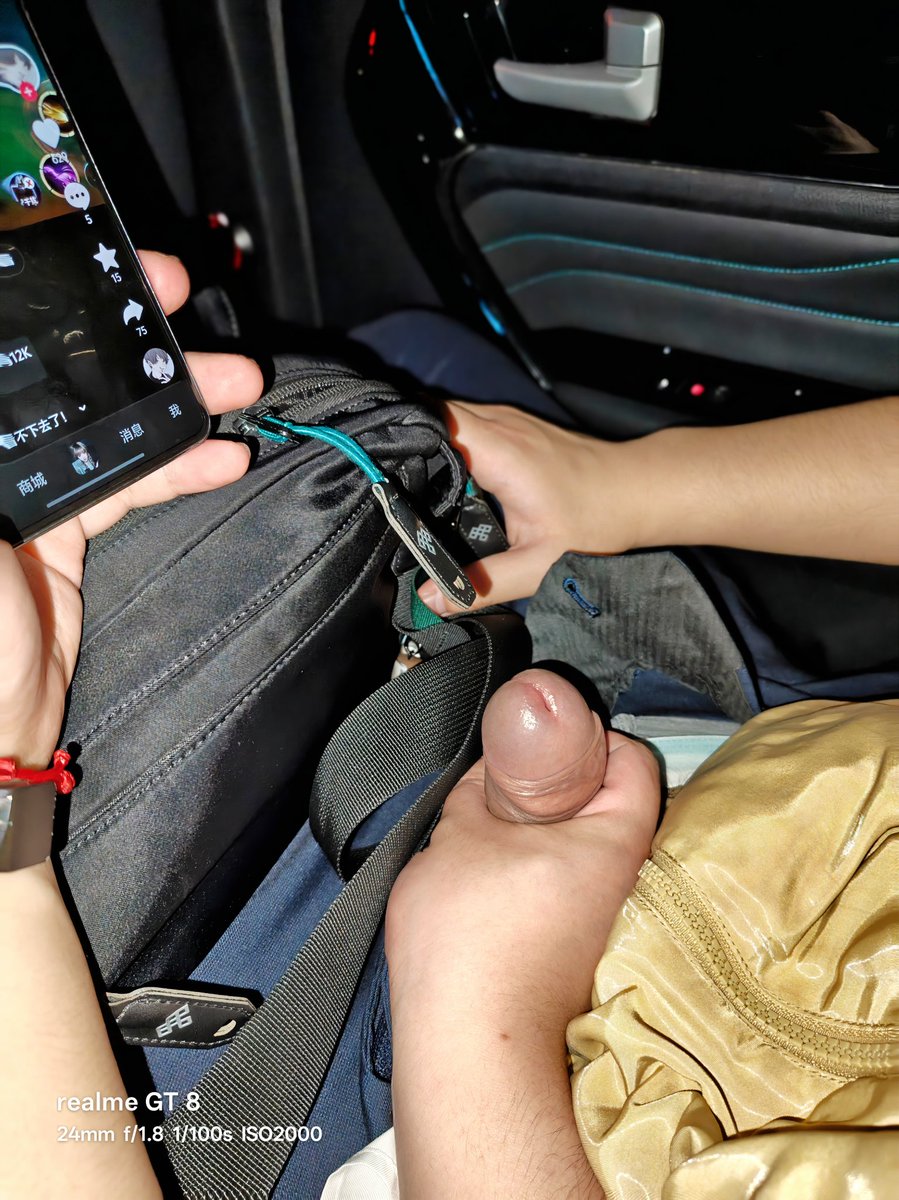 FQ1069ir8's tweet photo. 假装晕车，趴下去吃😏 https://t.co/ttnpOBBmWU
