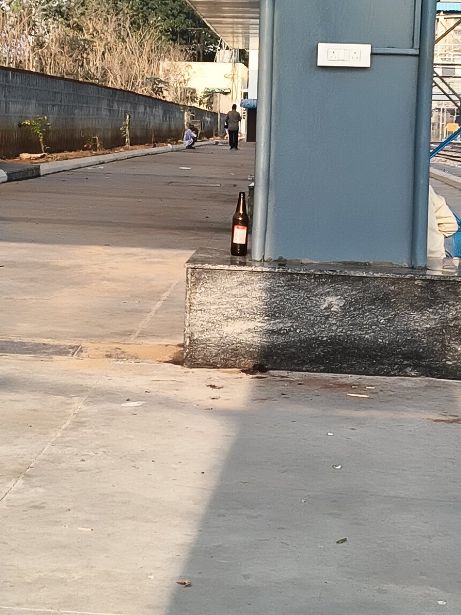 mallesh___g's tweet photo. @SCRailwayIndia
@drmsecunderabad 
@rpfscr_sc  @rpfscr_sc  @rpfscr
Empty beer bottle found at Hafizpet Railway Station on platform number 2 .
.Please take action." https://t.co/zPM2KfWuD4