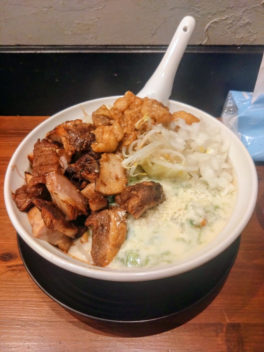 どう見ても椅子💺 tweet media