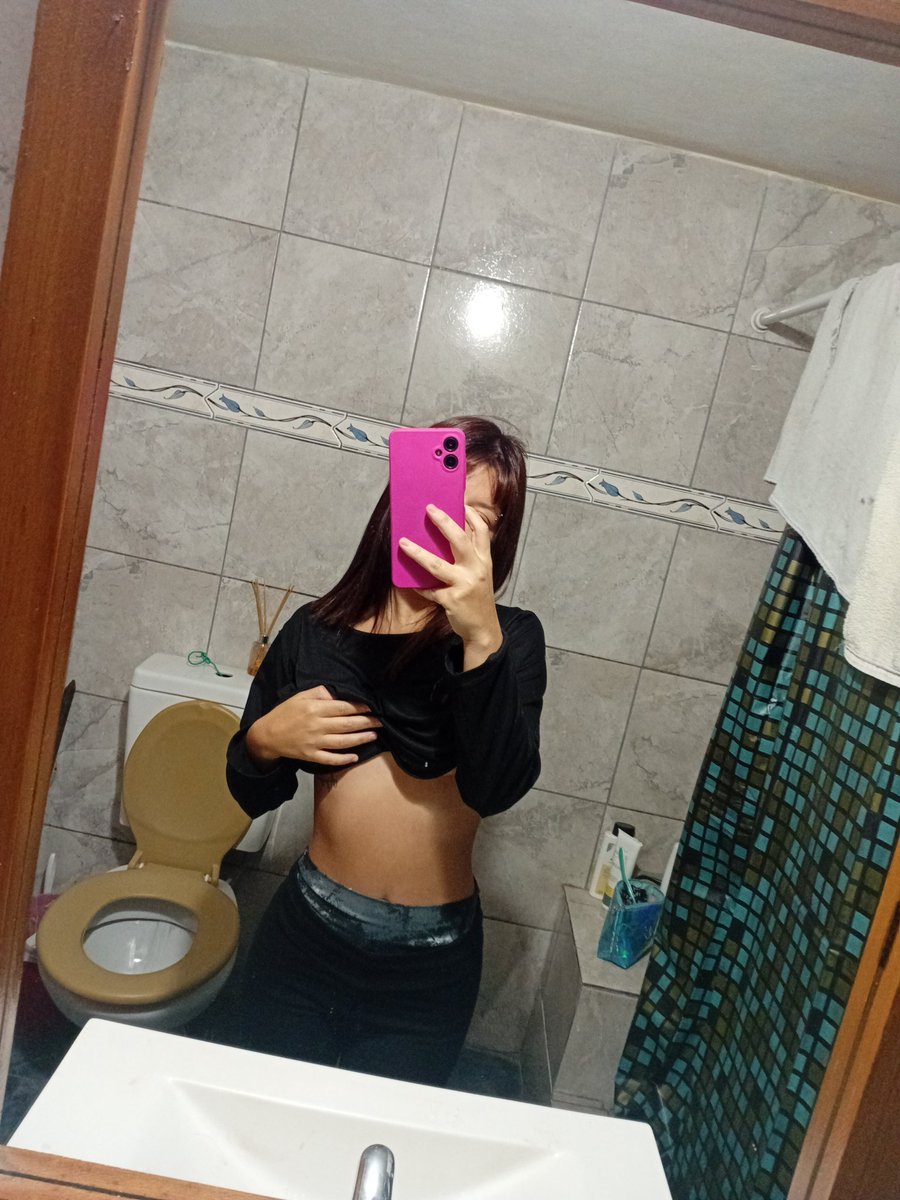 milubernola's tweet photo. Así estaba en marzo del año pasado porque había recaído, este año me puse una meta : Sé a dónde no quiero volver ni tener que llegar otra vez, quiero intentar sentirme bien. https://t.co/mdrUnHaKrV