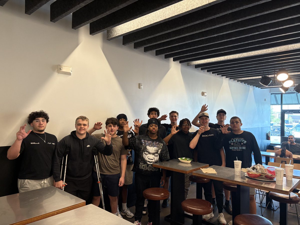 VincentVer42459's tweet photo. Team PWA getting food at chipotle @Caleb_Oden8 @dezlewis13 @clintsurratt @PCHSfriscoFB https://t.co/5Y7TODzGuC