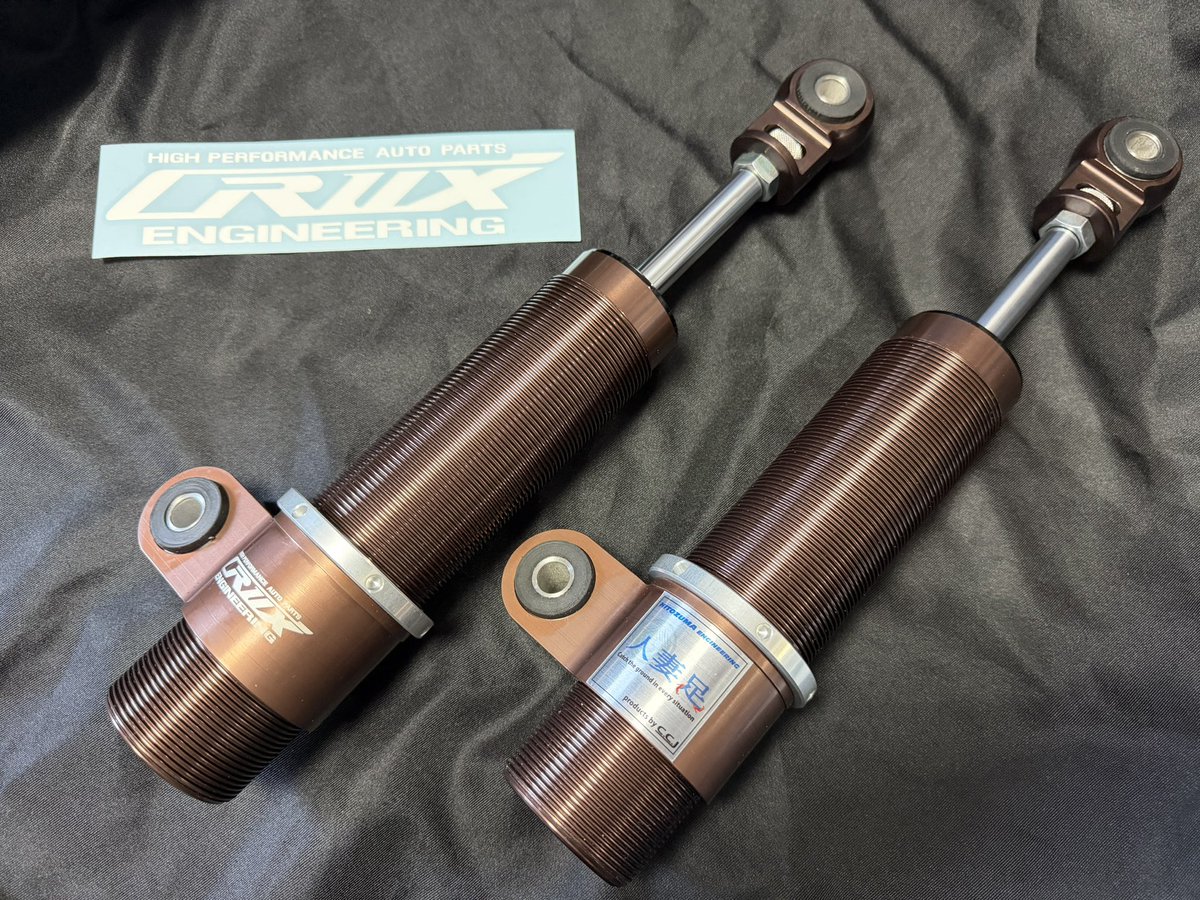 erierieri_p's tweet image. 青バンのCRUXまずはリヤから❣️

CRUXに青バンを持ち込んで池田代表とエンジニアの方々とタイヤの使い方やLSDのセット、車の動かし方などダンパーのデータを確認しながら私のわがままとお願いを形にしていただきました😊

エンジン完成したらテストしていきます🔥

#CRUX
#人妻エンジニアリング