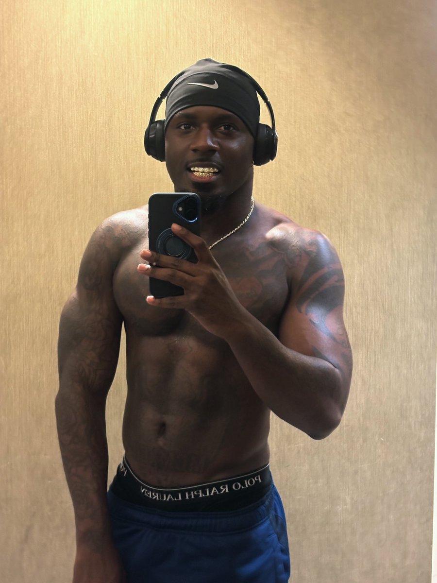 Shad 🖤 tweet media