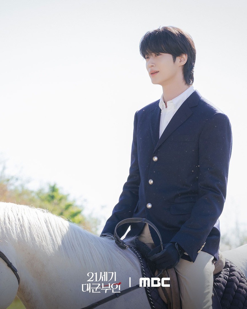 kdrama_menfess's tweet photo. •kdm• Prince I-AN Yeorobun!!!

BYEON WOOSEOK ganteng banget naik kuda putih 😭 https://t.co/L3E9dfDWRg