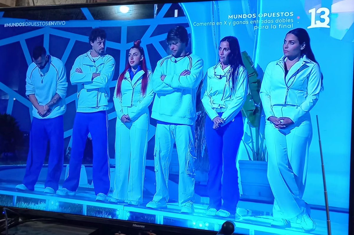SpaBioqi's tweet photo. #mundosopuestosenvivo
#canal13 
Junto a mi mami esperando ver la competencia de hoy entre Cyntia y Vanessa.
Atenea queremos entradas para ir a la final de #mundosopuestosenvivo https://t.co/RObLC84dj0
