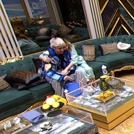 liz ⭑ renault tweet media