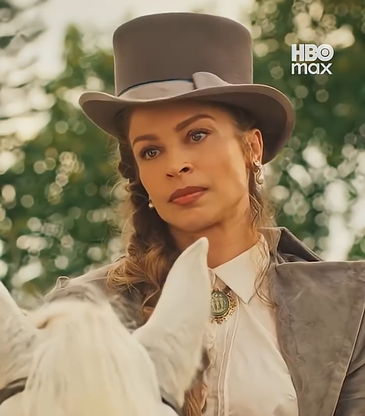 LuccasO2601's tweet photo. Grazi Massafera sustenta #DonaBeja com presença e honra o legado de Maitê Proença como a cortesã de Araxá. As fragilidades da versão da HBO Max estão mais no texto e na direção do que na atuação — Grazi faz jus à personagem. https://t.co/3cLuPg44wX