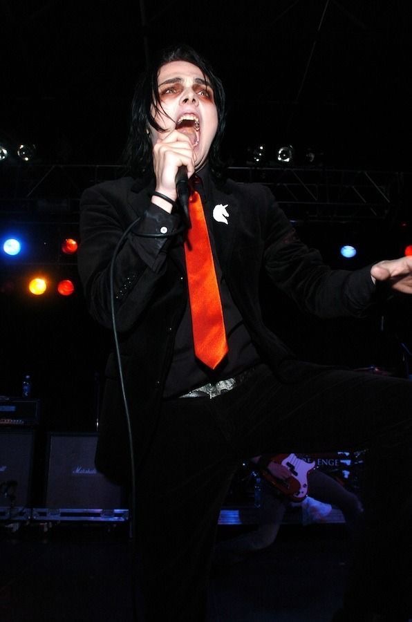 gerard way hourly tweet media
