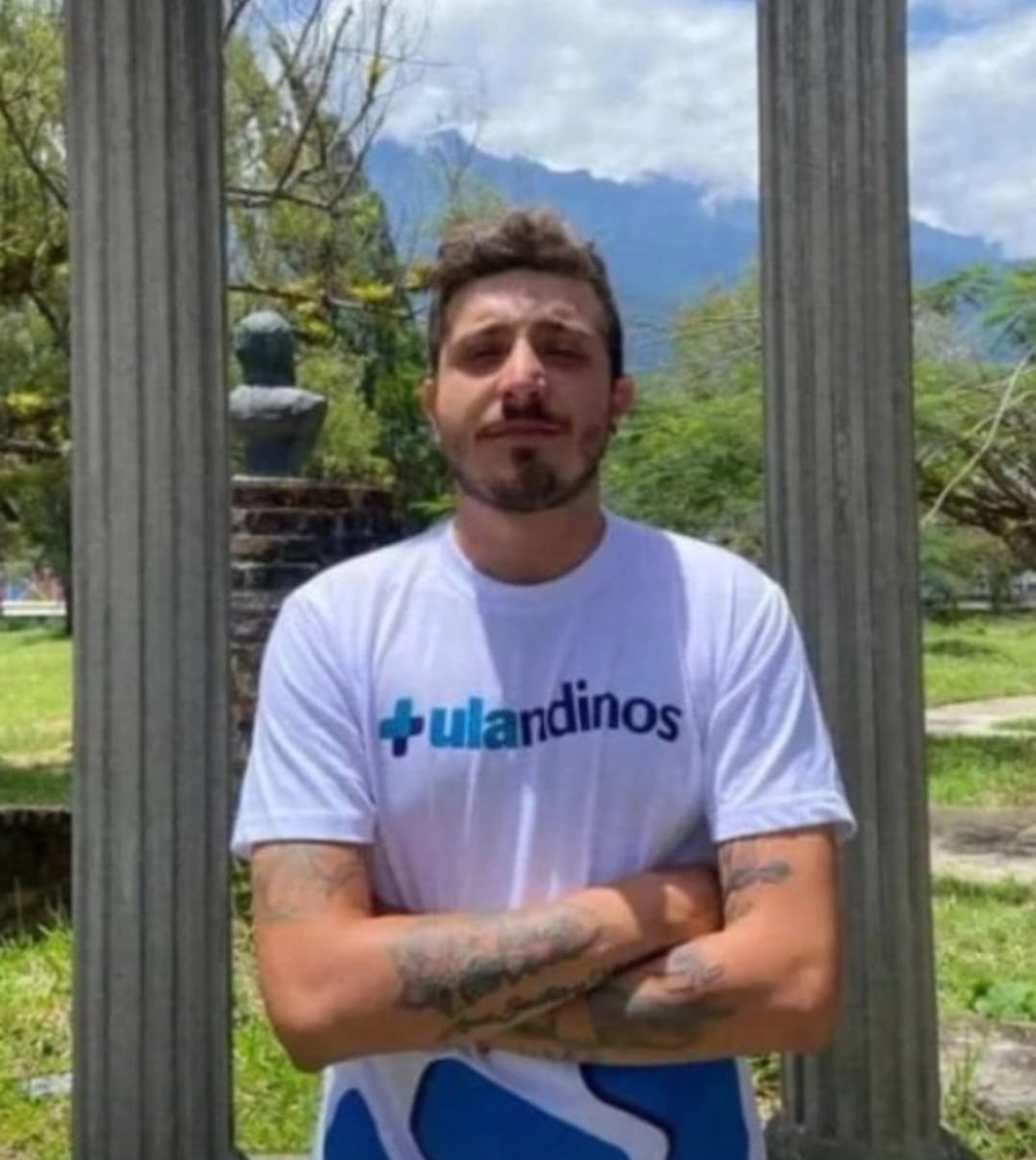 Lamento mucho la partida física de un jóven merideño muy valioso, Rafael Villarreal, destacado estudiante de la facultad de Derecho, presidente (A) de la factultad de Derecho, destacado dirigente juvenil de Primero Justicia.

Que Dios lo tenga en su santa gloria
