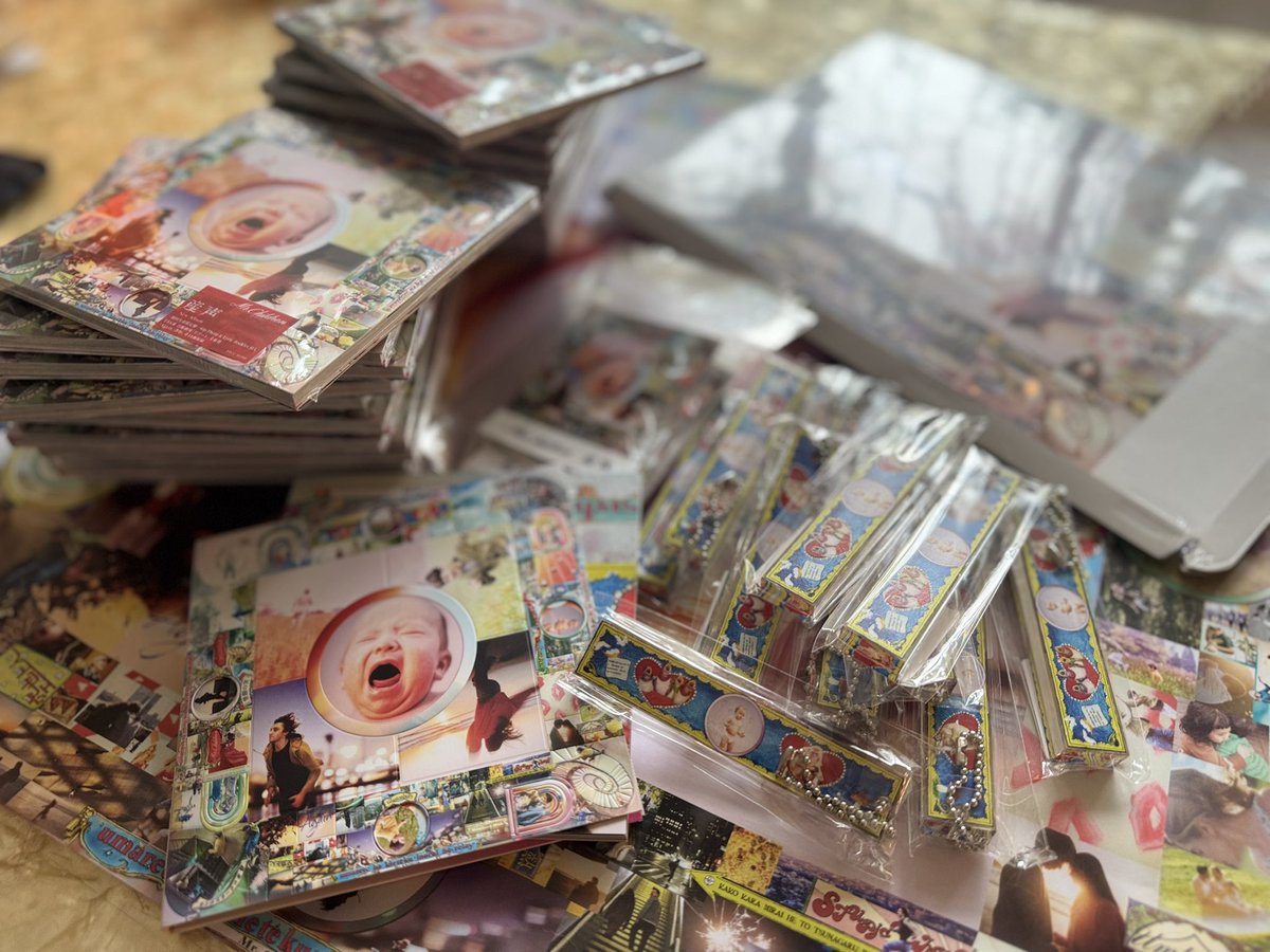 そして、興奮してたのか疲れてたのか、嬉しすぎたのか、すごい買ってました。続々予約購入が届きますが、このあとレコード店もまわります。スタッフみんなにプレゼントしたいと思います泣