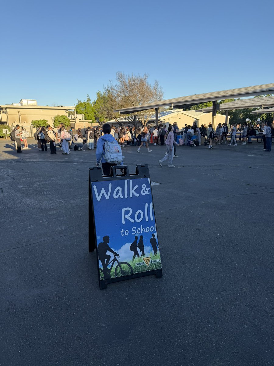 SequoiaMSGiants's tweet photo. Rolling into school the fun way! 🚶‍♀️🚴‍♂️🛹💙

Thank you @StreetSmartsCC for bringing Walk &amp; Roll to School to our campus and helping our students stay active, safe, and connected to their community! 🌎✨

#WalkAndRoll #SequoiaMiddleSchool #SafeRoutesToSchool #HealthyHabits https://t.co/jOMb12iCAL
