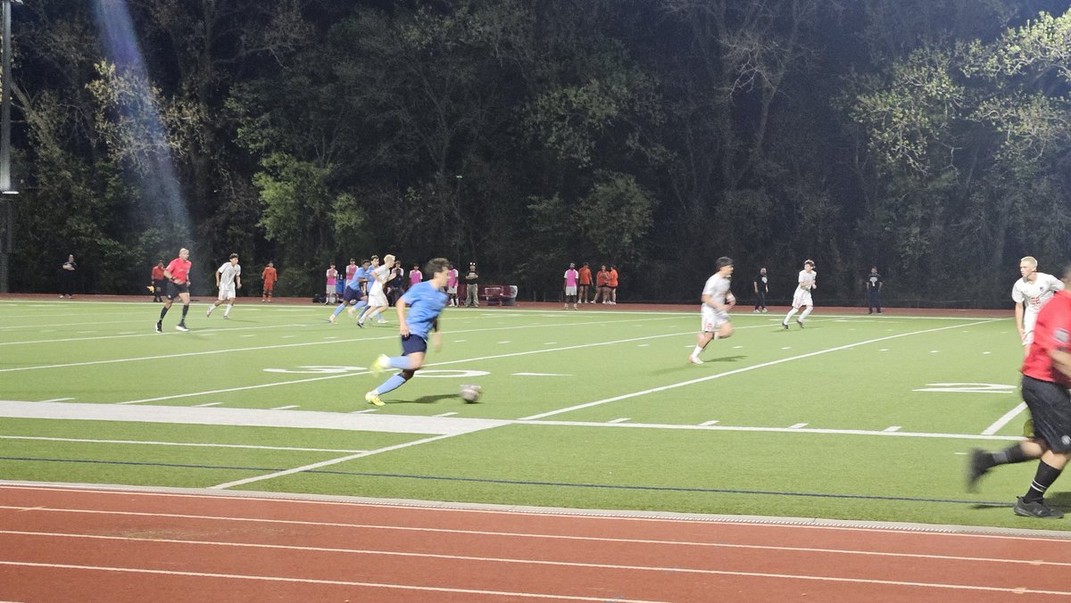 CAvants_SLM's tweet photo. FINAL:
@EmersonBoysSoc 2
@McKinneyNorthHS 0
Atkins adds the dagger in the 73rd minute with a heads-up rebound off the post.
Incredibly humble group of young men, composed and confident with their attack. A formation you don't see very often and they're turning it into a historic run.
Congrats to your Area Champion Mavericks!