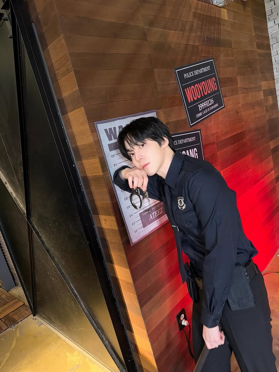 Ah, I really loved the Adrenaline Prison: Light Up episode, getting to dress up as a prison officer felt so exciting.
I think I looked pretty cool in it, is it true right? I hope ATINY liked it too, it means a lot to me.