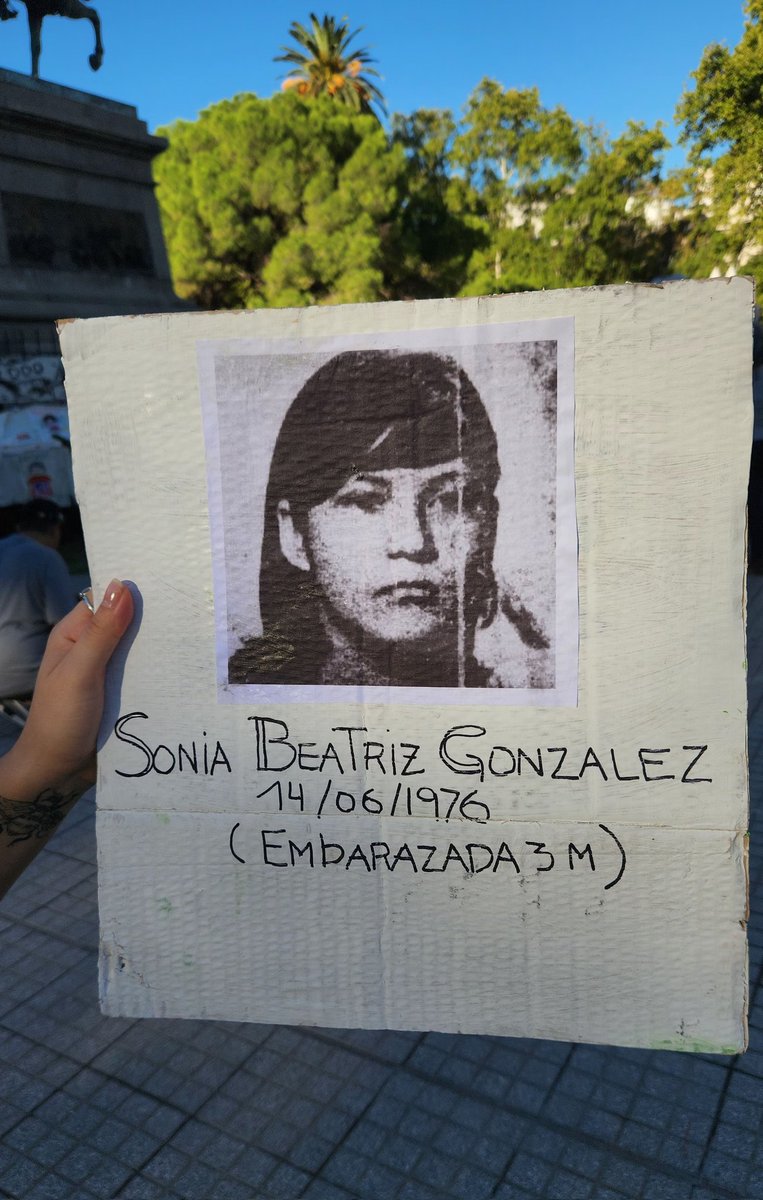 666sober's tweet photo. ella es Sonia González, la tía de mi amiga Lu. hoy en la marcha llevábamos su foto y una agrupación sin haber visto nuestro cartel nos entregó el papel de la 2da foto. después de casi 50 años Sonia sigue siendo buscada. sigue presente. sigue latente en la memoria colectiva. https://t.co/8k3n7zXLsd