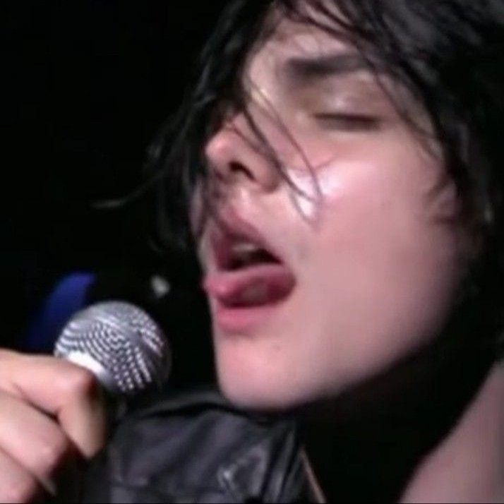 gerard way hourly tweet media