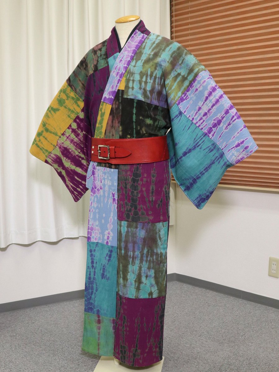 yume_comon's tweet photo. 【2026 Hideya's Evolution】

これぞ 贅沢の極み！
ムラ染めの生地たちを繋ぎ合わせたアート着物の最高傑作です。

どこに どの柄を置くか…井上英也さんの綿密な計算で仕立てられています。

この着物に合わせる帯ですって？
そんじょそこらの品では太刀打ちできません(笑)
負けじと真っ赤な革のベルト帯をあててみたけど…他に手はあるかな？

そんなコーディネートに悩む楽しさもまた一興。

唯一無二！
究極の一枚を求める男性は…どなたかな？

#ひでや工房