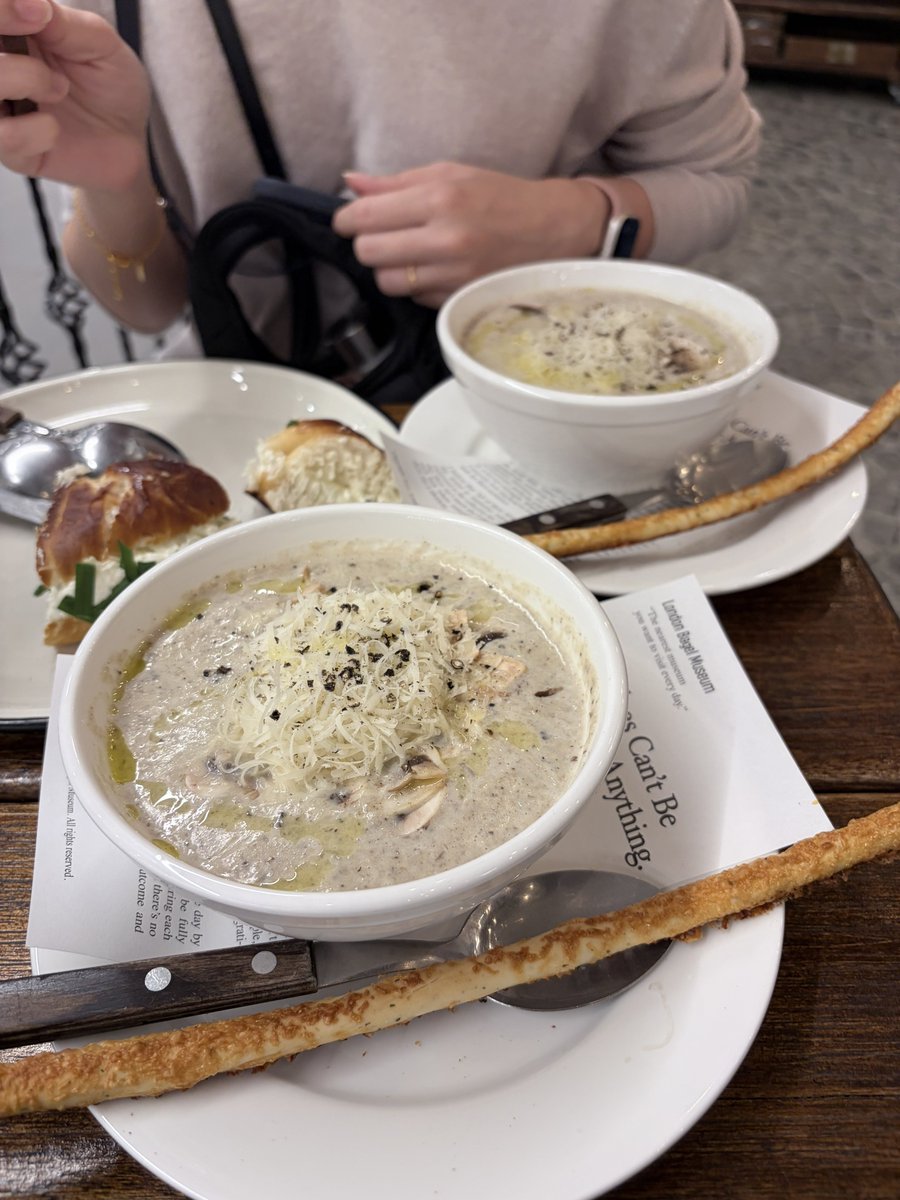 chiariines's tweet photo. 吃吃吃吃吃吃～

#阿瑞的30後人生連載 #seoul #korea #tripwithmom #learningandliving #spring #trip #한국 #여행 #여행스타그램 #너무좋다 https://t.co/5K9ufDuuDM