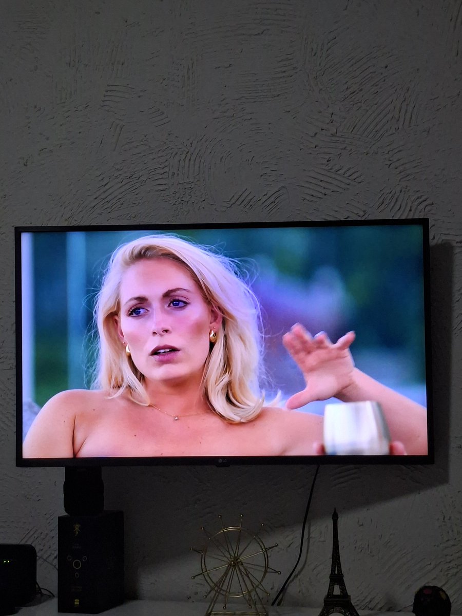 dotrake's tweet image. Essa mulher tá metendo o louco.  Não demonstrou nenhum interesse no cara e quando ele terminou ela se fez de coitada #loveisblind