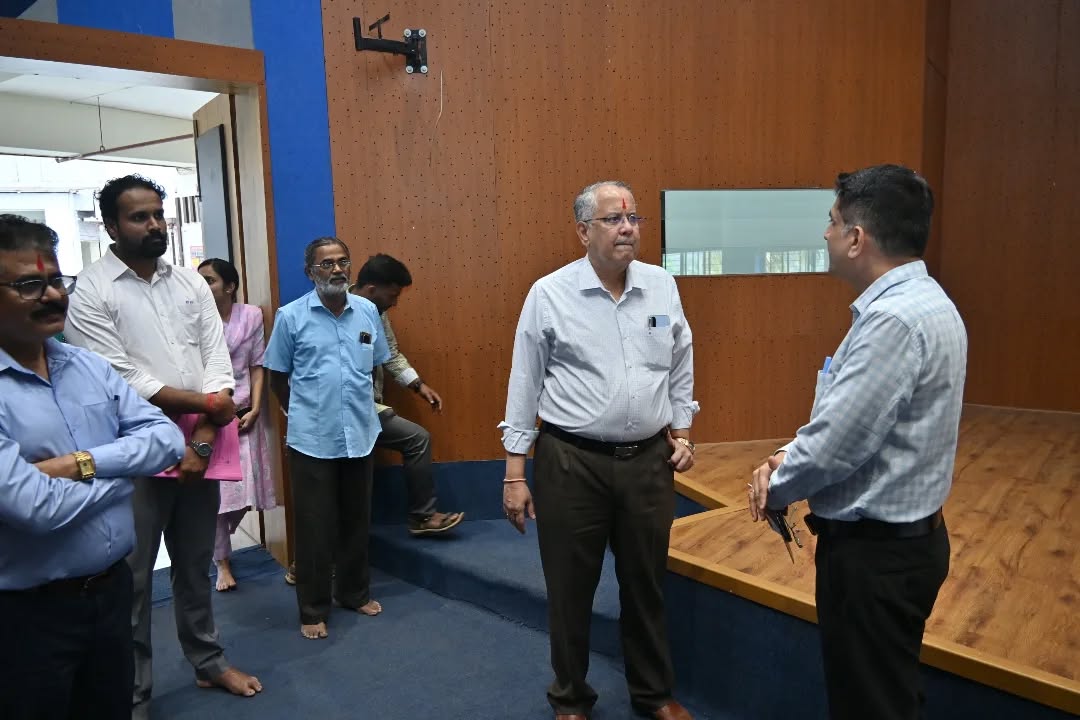 विश्वविद्यालयाचे मा कुलगुरू (प्र) डॉ.अतुल वैद्य यांनी दि २४ मार्च रोजी रत्नागिरी उपकेंद्राला भेट दिली.मा कुलगुरूंचे प्रथमच आगमन होते त्यामुळे कुलगुरू डॉ अतुल वैद्य यांनी उपकेंद्राच्या रचनेबाबत संचालक डॉ.दिनकर मराठे यांच्याशी चर्चा केली.त्यांनी शिवाय नूतनीकृत सभागृहाची पाहणी केली