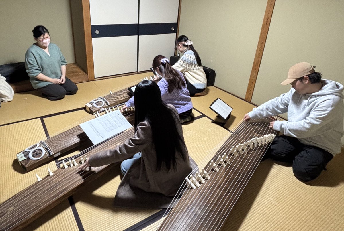 wagakki_TAMAO's tweet photo. 玉緒では、月に1、2回プロの先生方からお稽古を受けることが出来ます！未経験でもお稽古を通じてみるみる上達していきます💪💪🔥
写真は箏のお稽古の様子です🎶
 #春から学習院 https://t.co/jHAW9lhYTV