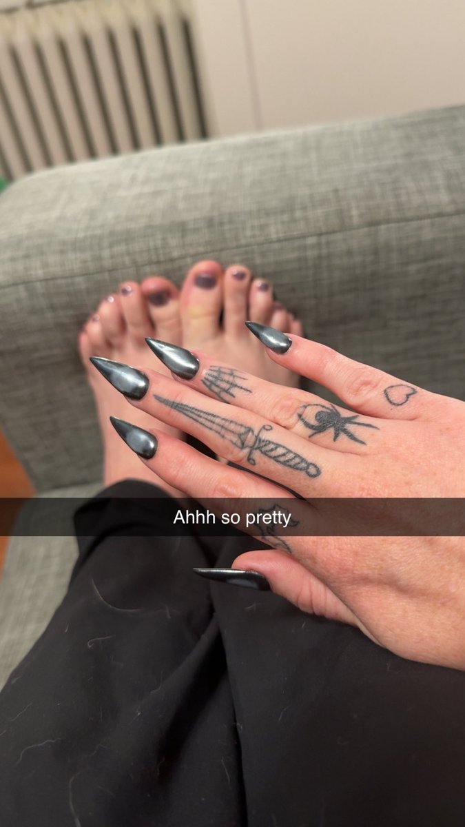 ☠️🐰 𝔄𝔫𝔡𝔦 𝔟𝔲𝔫𝔫𝔦 tweet media